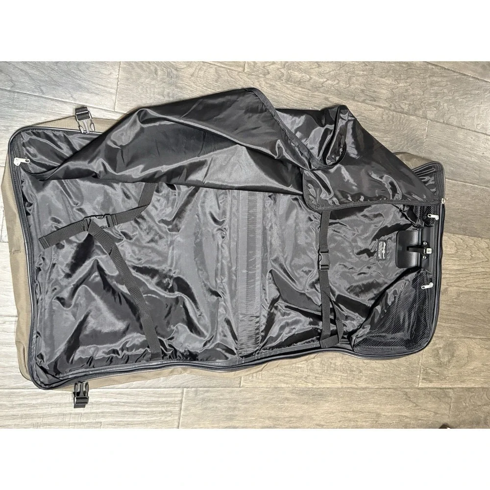 Genuine‎ Eddie Bauer Green Zip Up Garment Suit Storage Luggage Bag